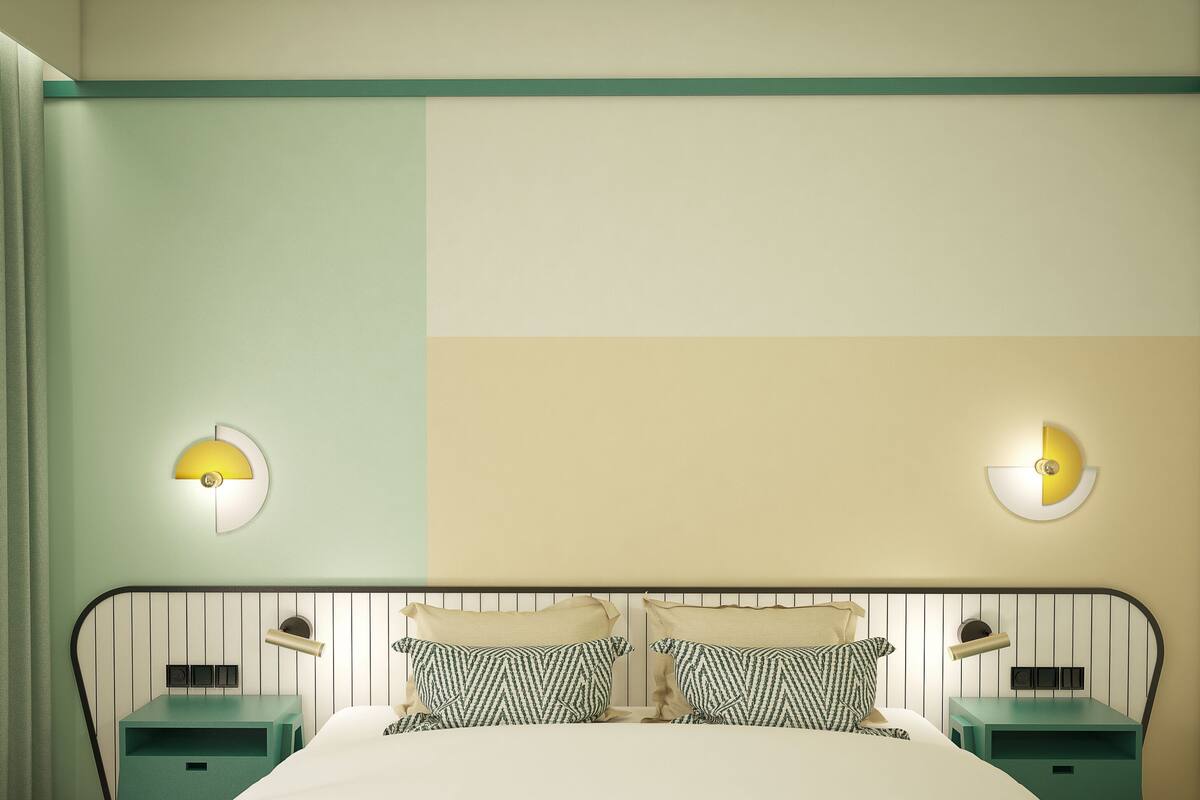Ein Schlafzimmer mit einem Bett, zwei Nachttischen und zwei Wandlampen.