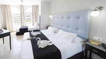 Une chambre d’hôtel avec un grand lit, un bureau et une chaise.
