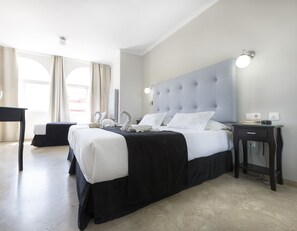 In-room safe, desk, iron/ironing board, cribs/infant beds - Hotel Toboso Chaparil (Nerja)