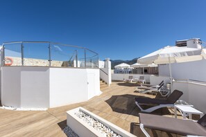 季節限定屋外プール、営業時間 10:00 ～ 20:00、プール パラソル、サンラウンジャー