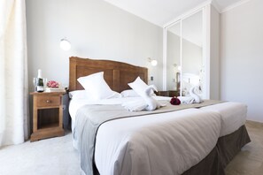 セーフティボックス (室内)、デスク、アイロン / アイロン台、ベビーベッド