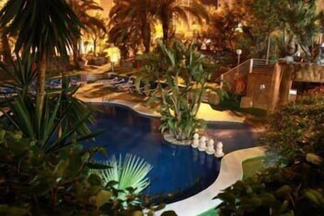 Una piscina al aire libre