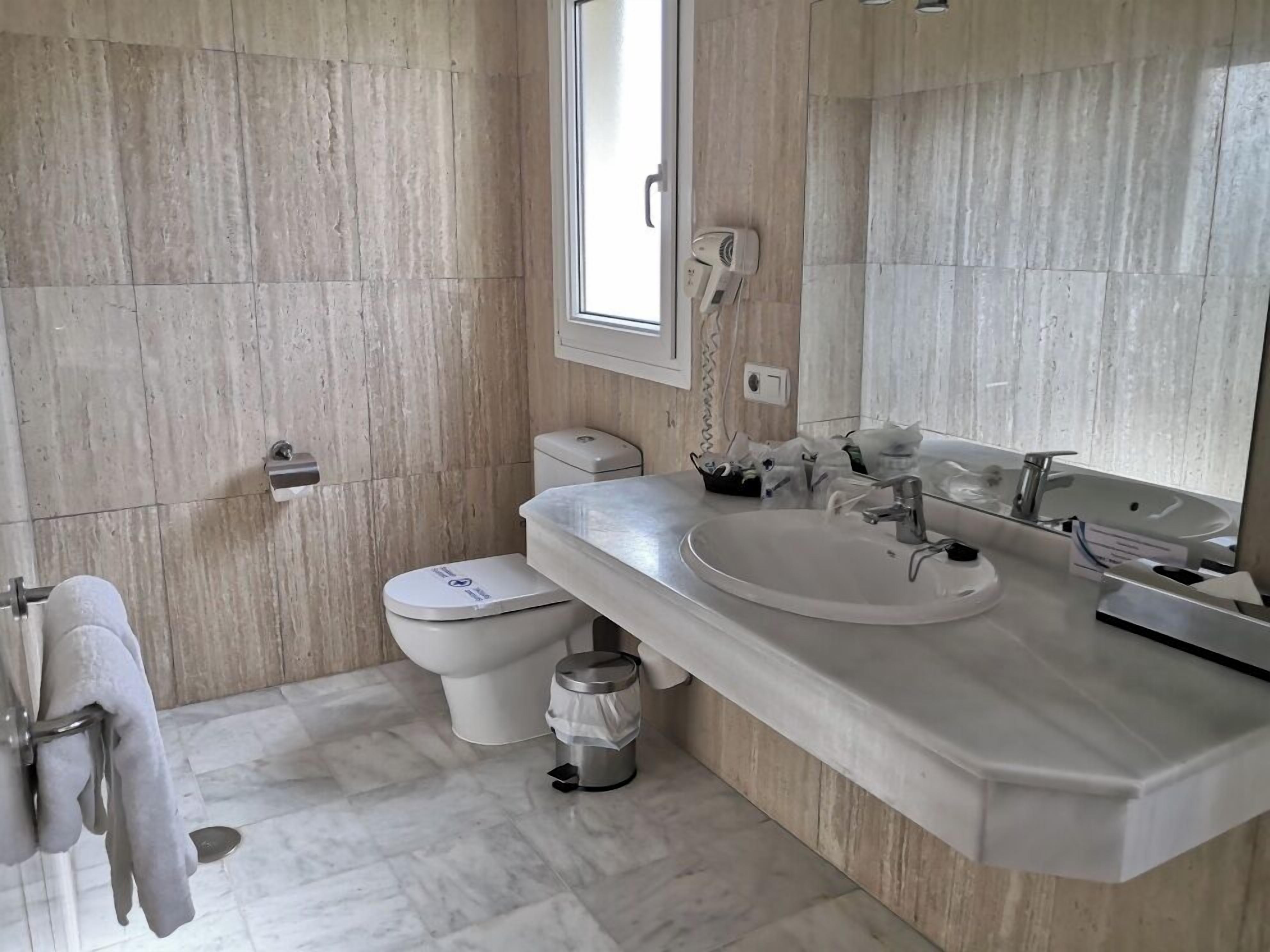 junior suite, 1 king bed | bathroom | combined shower/bathtub, free toiletries, hair dryer, towels