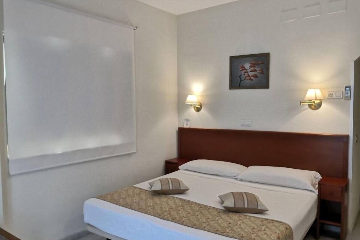 double room with 1 double bed | in-room safe, free wifi, bed sheets