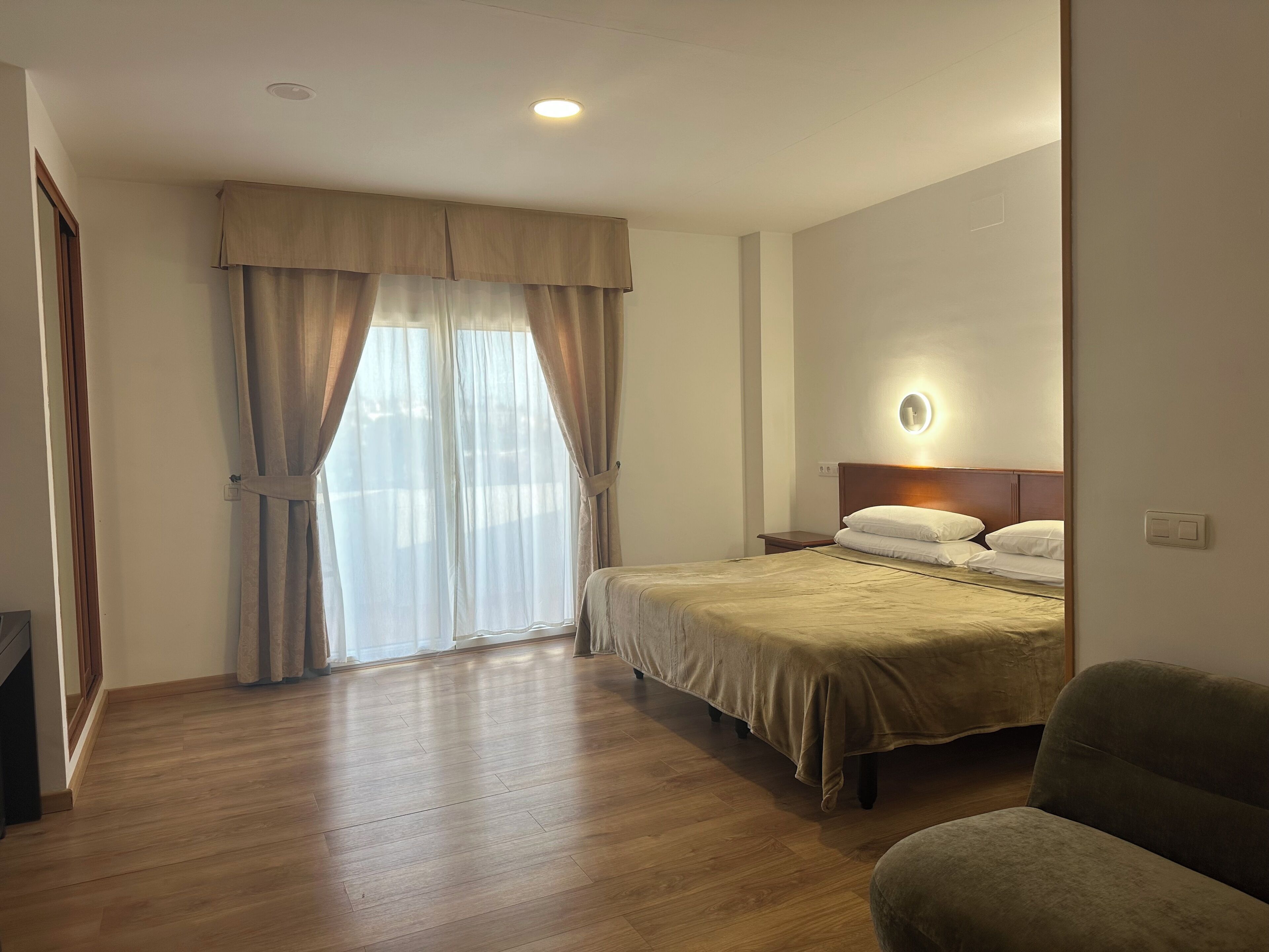 Zimmersafe, kostenloses WLAN, Bettwäsche