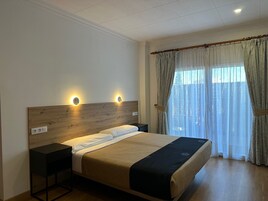 Habitación doble | Caja fuerte, wifi gratis, ropa de cama