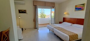 In-room safe, free WiFi, bed sheets - La Luna Blanca (Torremolinos)