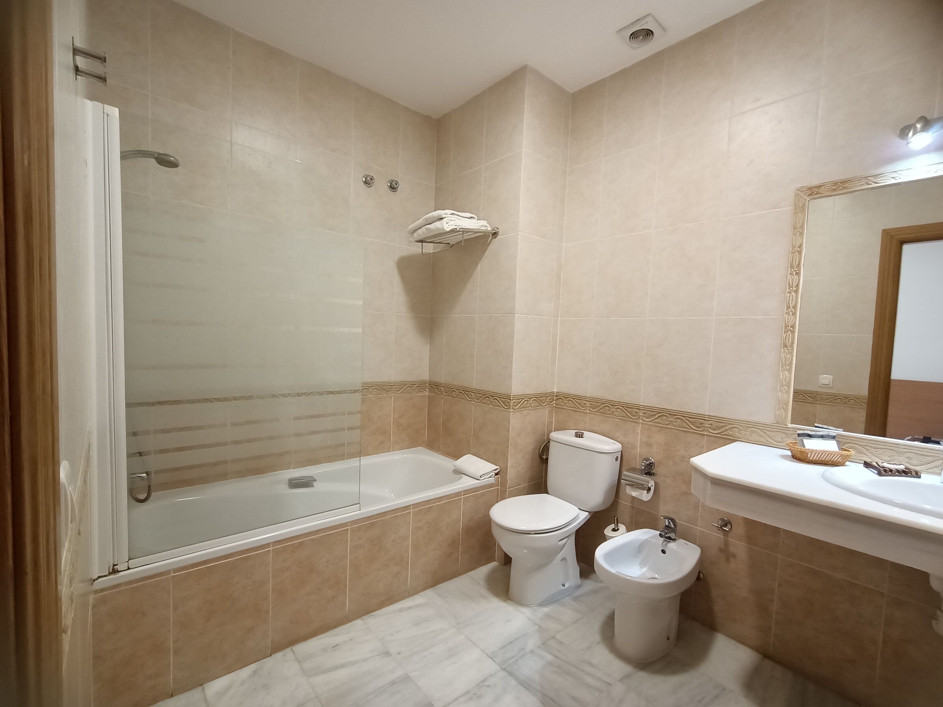 double room with 1 double bed | in-room safe, free wifi, bed sheets