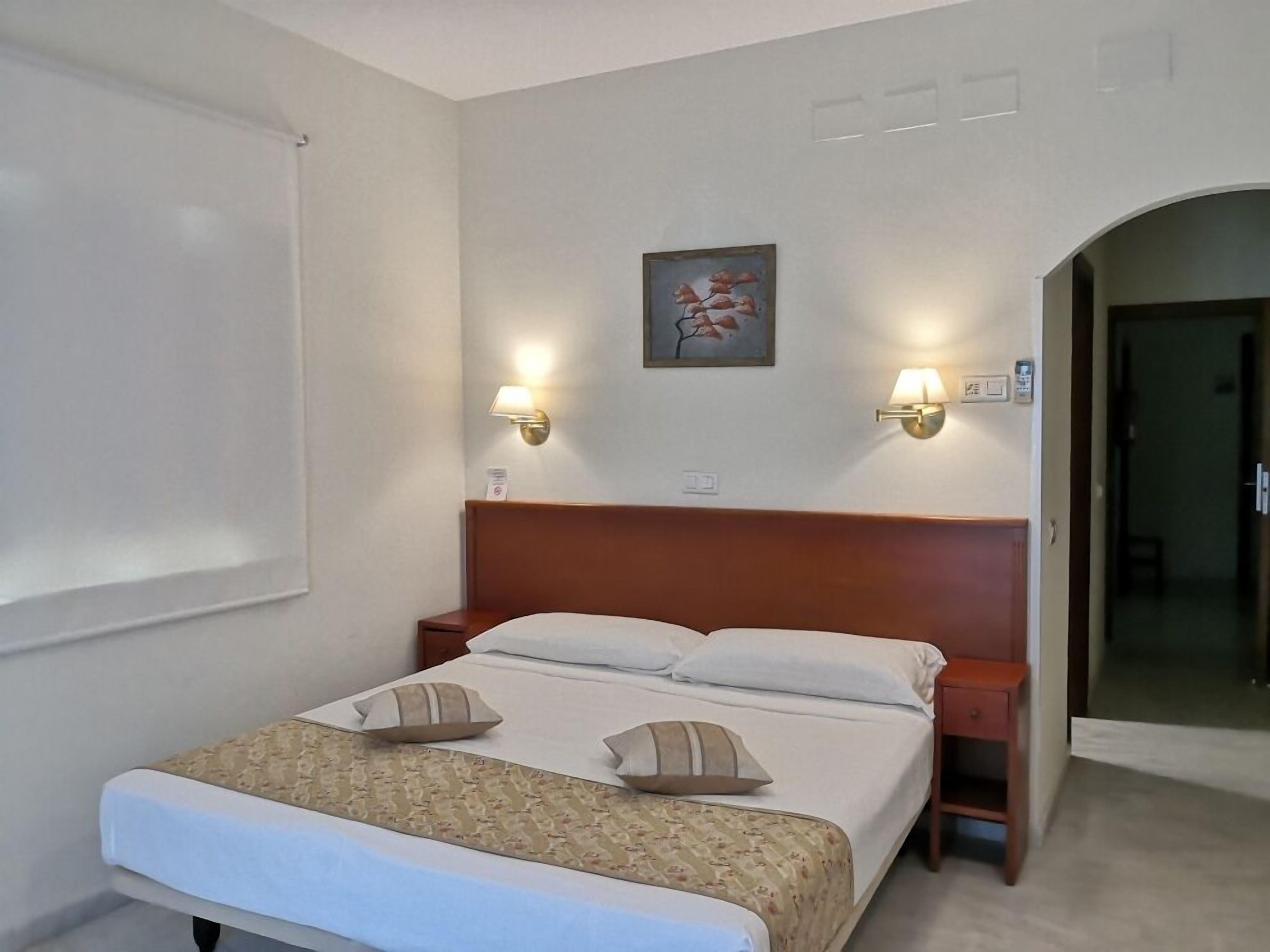 standard double room | in-room safe, free wifi, bed sheets