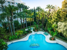 Una piscina cubierta, una piscina al aire libre
