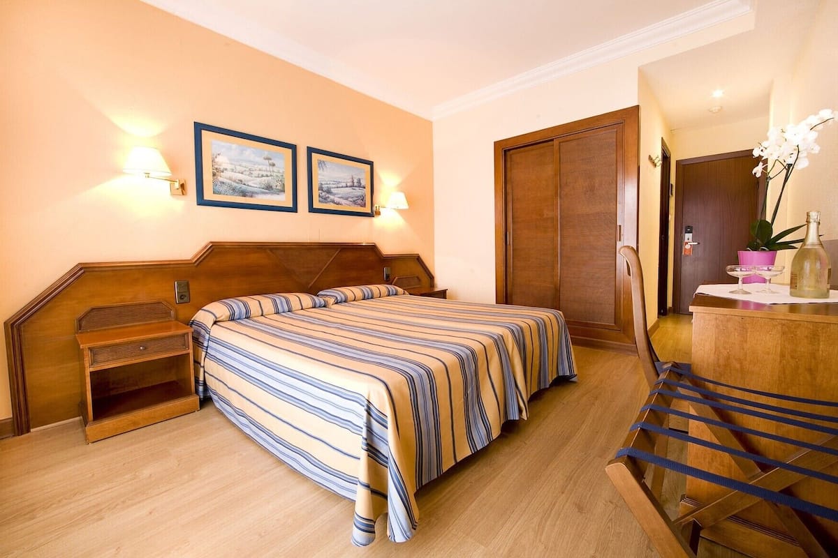 Minibar, in-room safe, desk, free WiFi
