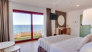 Juniorsvit - terrass - havsutsikt | VÀrdeförvaringsskÄp pÄ rummet, gratis wi-fi och sÀngklÀder