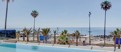 Piscine couverte, piscine extérieure, parasols de plage, chaises longues