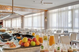 Un ricco buffet della colazione con frutta fresca, succhi e parfait dello yogurt.