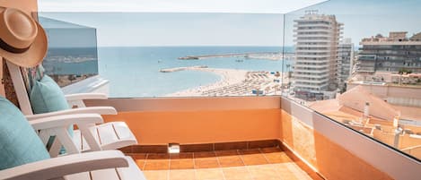 Kahden hengen huone (yksi tai kaksi sänkyä), terassi, merinäköala | 1 makuuhuone, tallelokero huoneessa, ilmainen Wi-Fi, vuodevaatteet