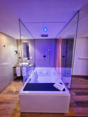 Amenidades de baño gratuitas, secadora de cabello, toallas, jabón 