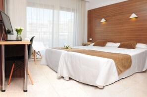In-room safe, desk, blackout drapes, iron/ironing board - Prince Park Hotel (Benidorm)