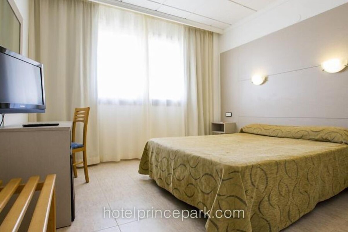 Single Room | In-room safe, desk, blackout drapes, iron/ironing board (on request)