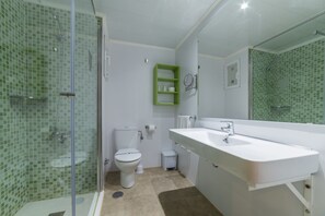 Eenpersoonskamer | Badkamer | Gratis toiletartikelen, een haardroger, handdoeken