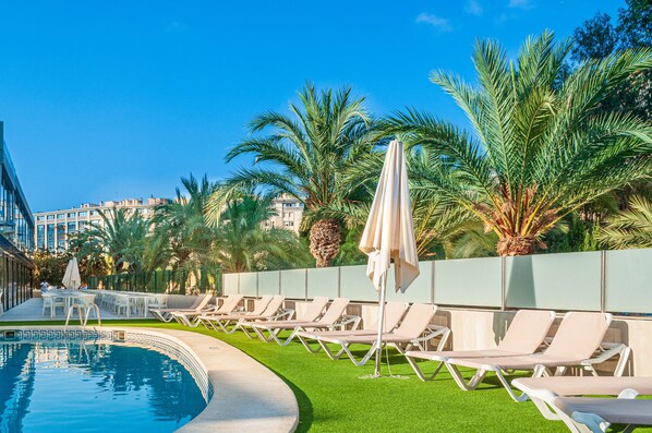 Una piscina al aire libre