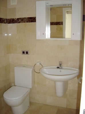 Appartement, 1 slaapkamer | Badkamer | Een bad/douchecombinatie, een haardroger, handdoeken