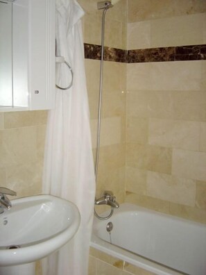 Apartment, 1 Bedroom | Bathroom | Combined shower/tub, hair dryer, towels - Torre Ipanema Apartamentos (Benidorm)