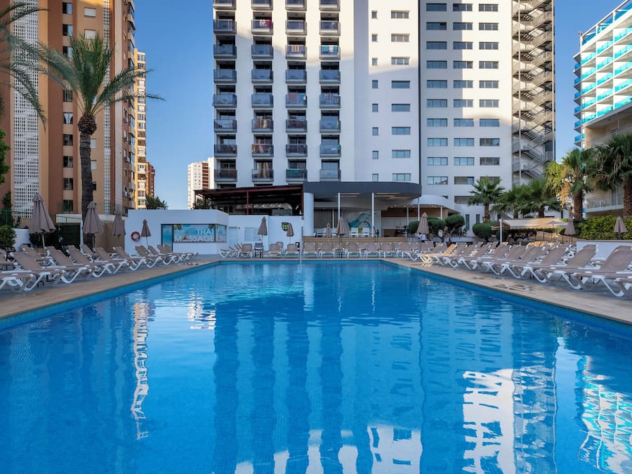 Piscina all'aperto, ombrelloni da piscina, lettini