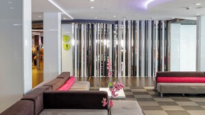 A modern lobby with a checkered floor, sofas, and a coffee table with a plant. - Flash Hotel – Adults recommended (Benidorm)