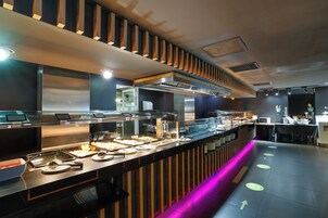 Frukost, lunch och middag serveras