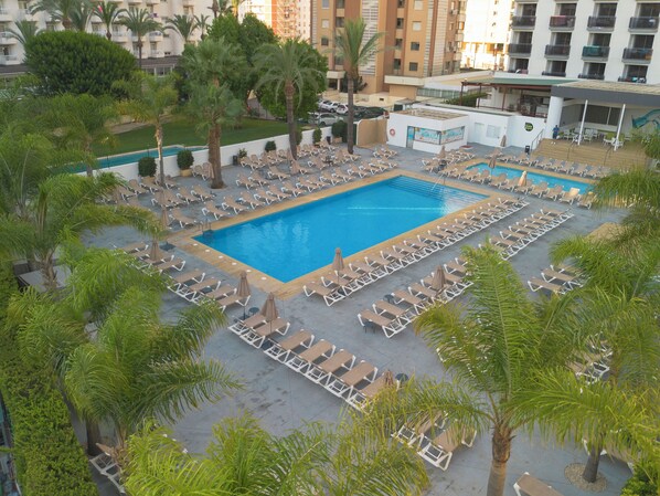 Piscine extérieure, parasols, chaises longues