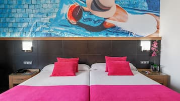 Een minibar, een bureau, een laptopwerkplek, verduisterende gordijnen