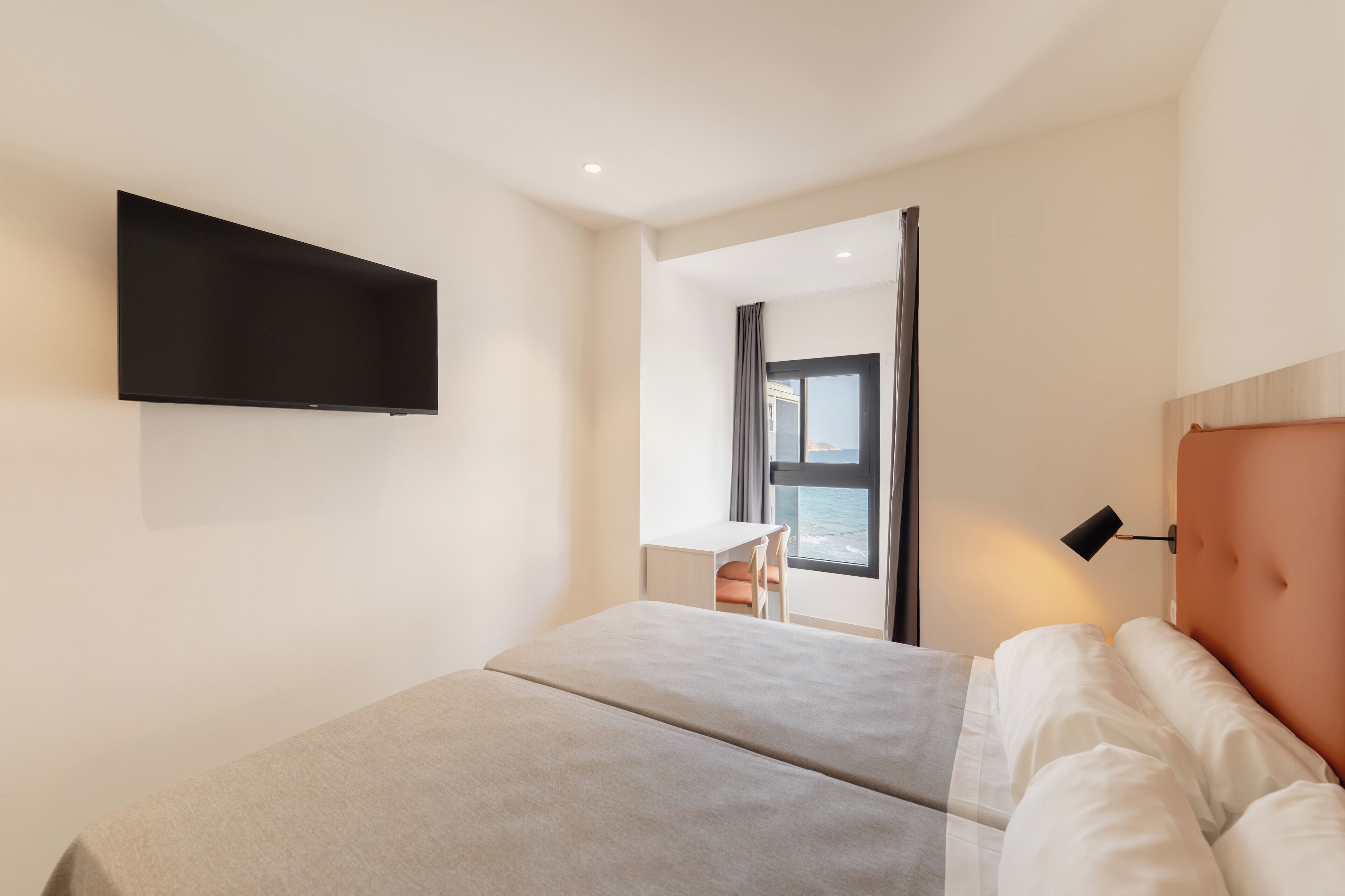 Een minibar, een kluis op de kamer, een bureau