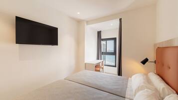 Een minibar, een kluis op de kamer, een bureau