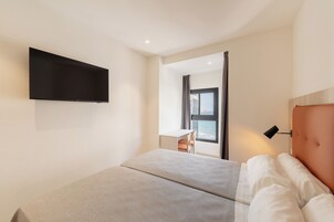 Minibar, caja de seguridad en la habitación y escritorio 