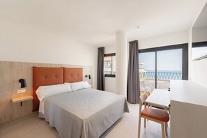 Een minibar, een kluis op de kamer, een bureau