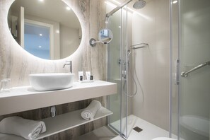 Superior Suite (Comodoro) | Bathroom | Combined shower/tub, free toiletries, hair dryer, towels - Les Dunes Comodoro (Benidorm)