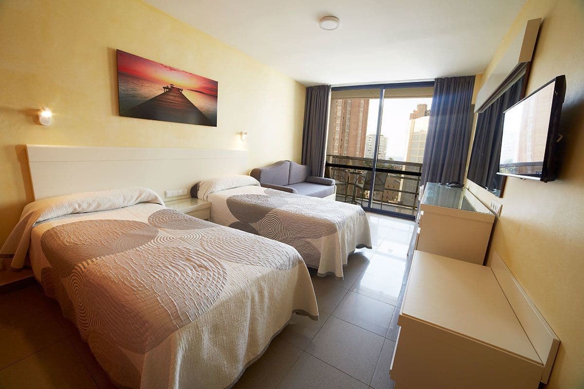 Escritorio, cortinas blackout, wifi gratis y ropa de cama