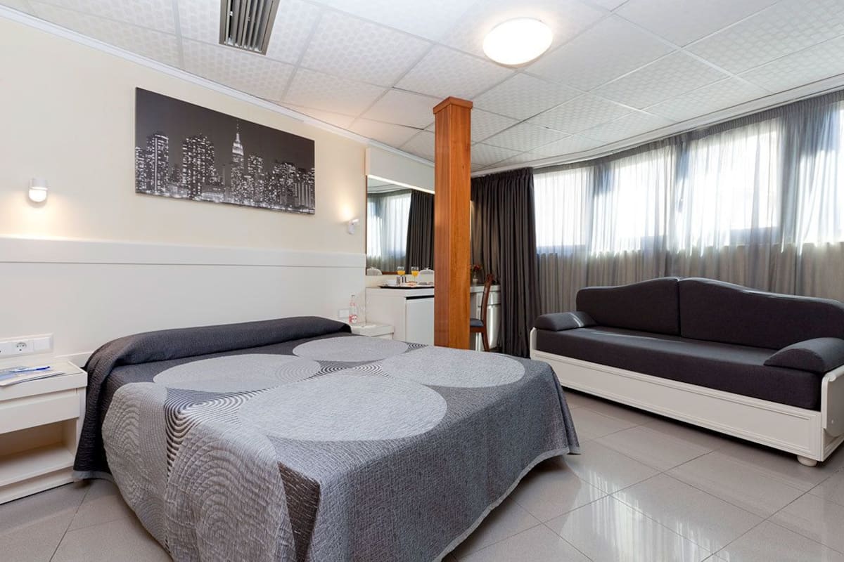 Escritorio, cortinas blackout, wifi gratis y ropa de cama