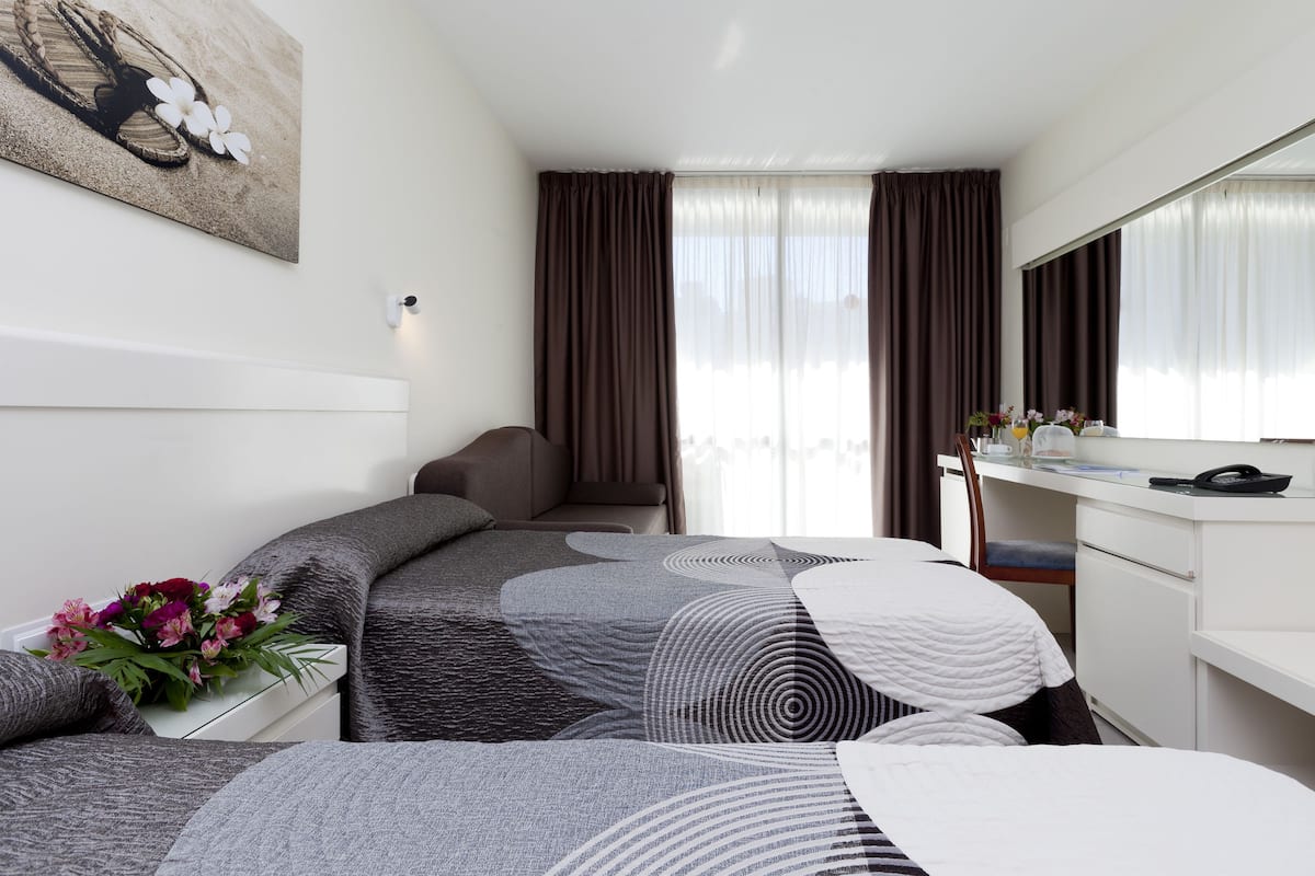 Escritorio, cortinas blackout, wifi gratis y ropa de cama