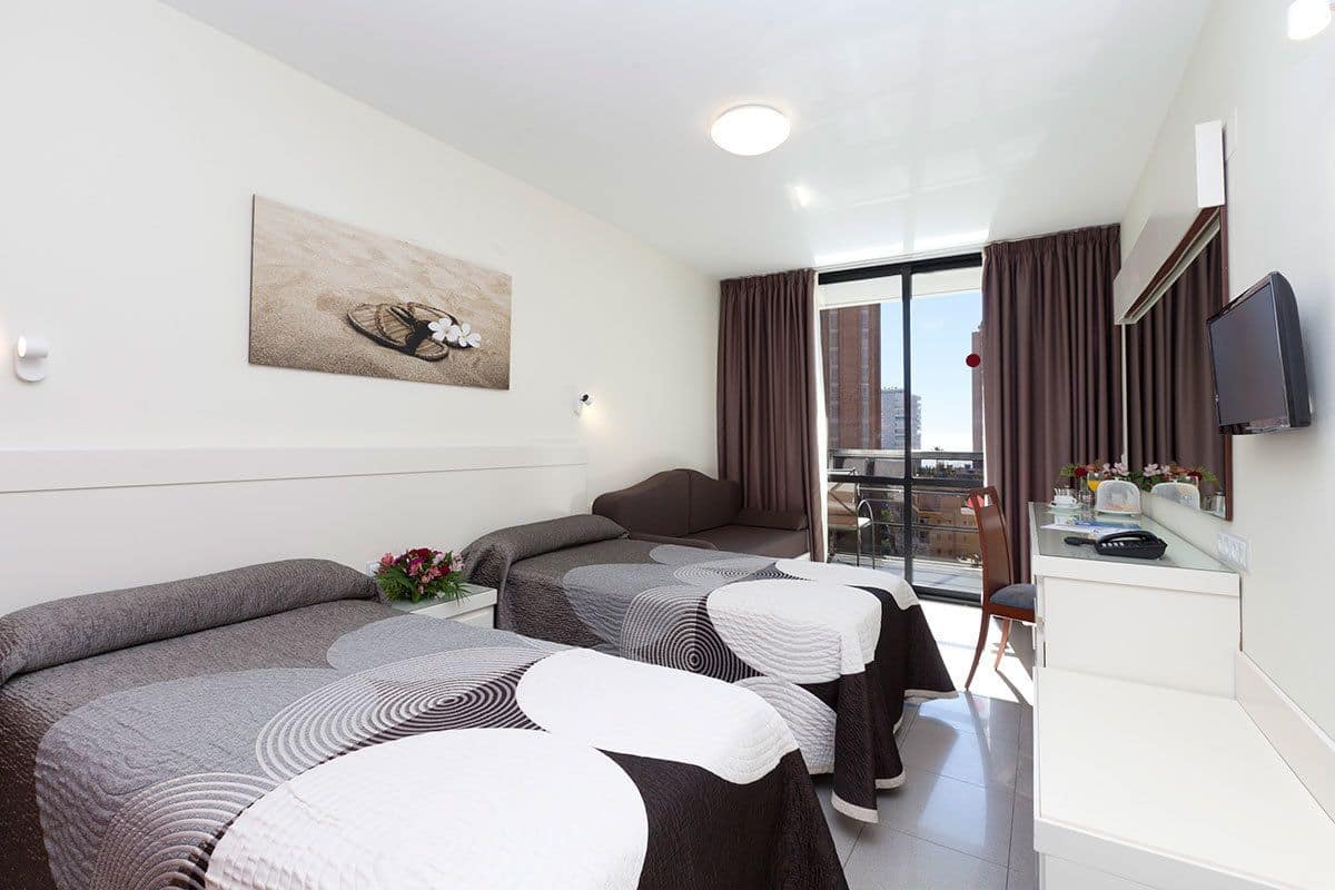 Escritorio, cortinas blackout, wifi gratis y ropa de cama