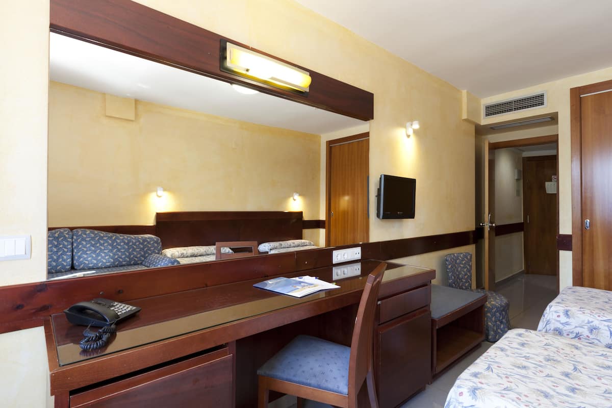 Escritorio, cortinas blackout, wifi gratis y ropa de cama