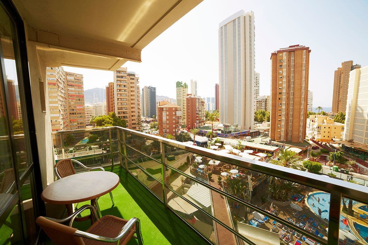 Escritorio, cortinas blackout, wifi gratis y ropa de cama