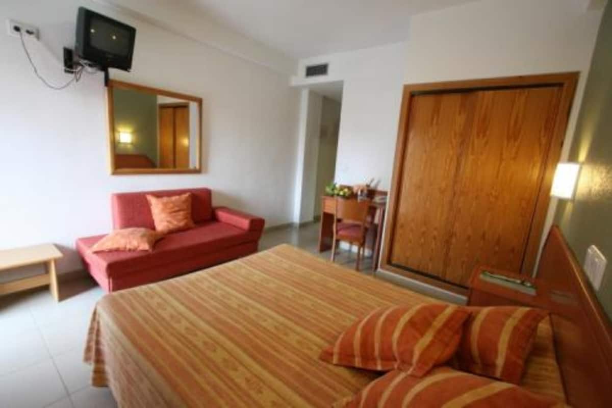 In-room safe, desk, bed sheets