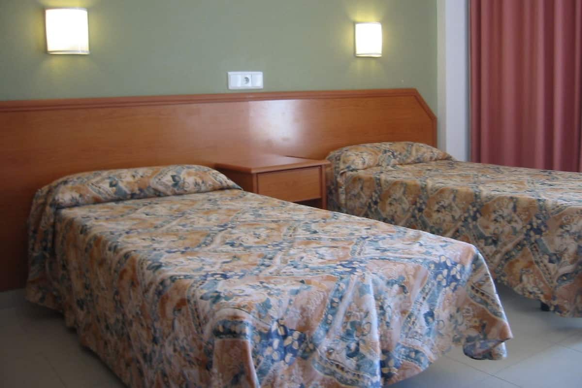 Double Room, Balcony, City View | In-room safe, desk, bed sheets