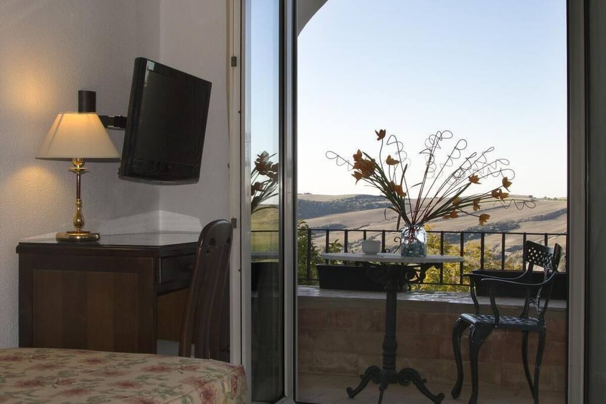 Minibar, bureau, chambres insonorisées, lits bébé (gratuits)
