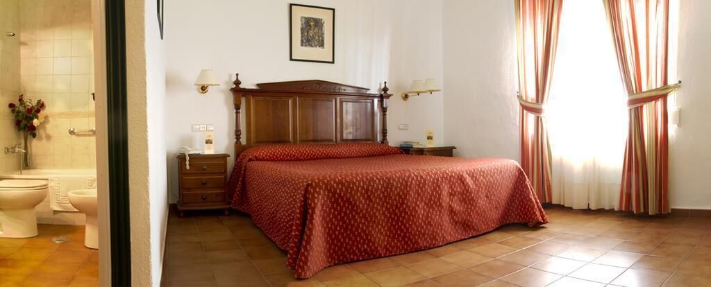 Minibar, desk, soundproofing, free cots/infant beds