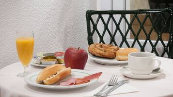 Petit déjeuner buffet servi tous les jours en supplément