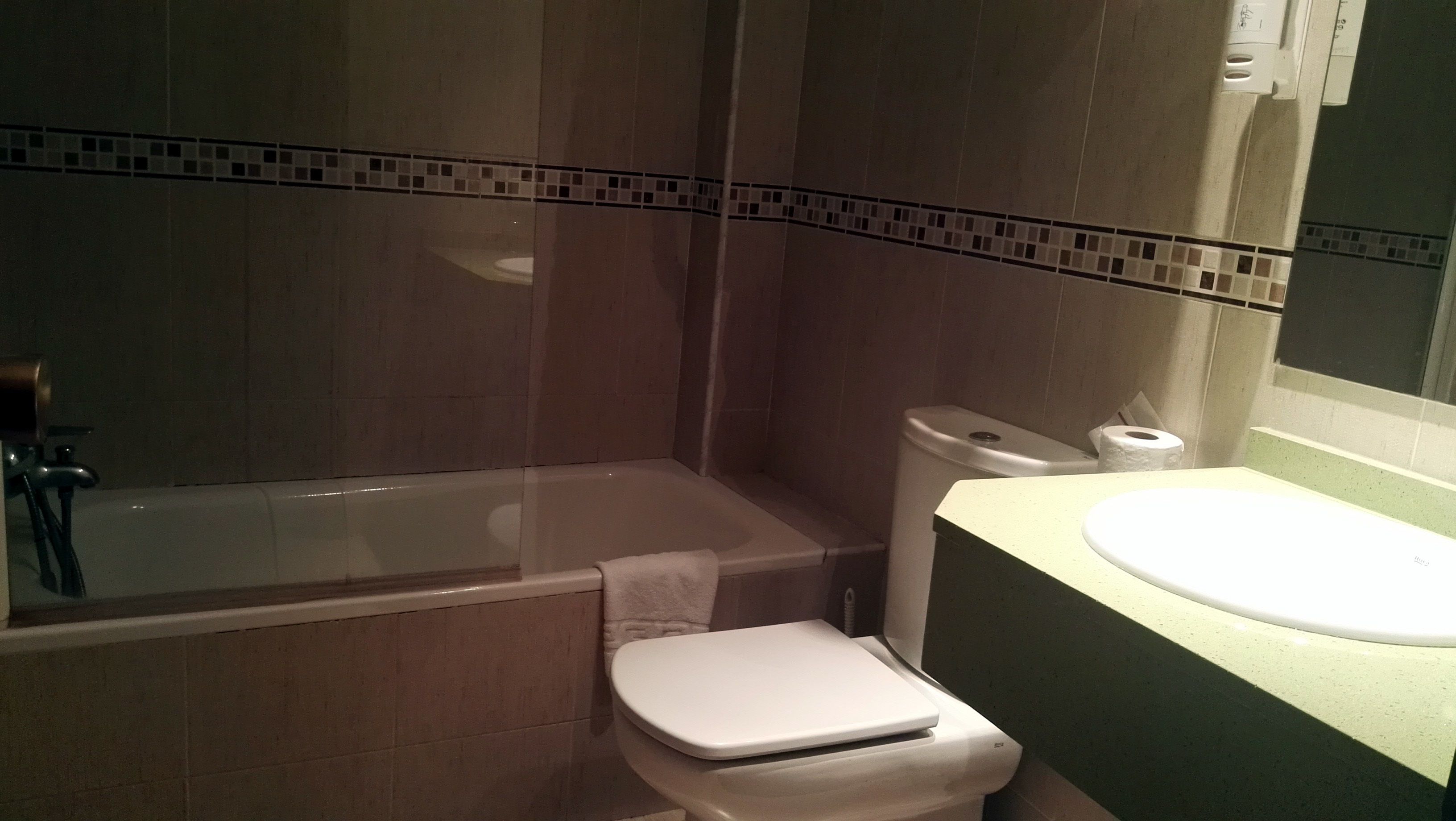 triple room | desk, blackout curtains, soundproofing, cots/infant beds