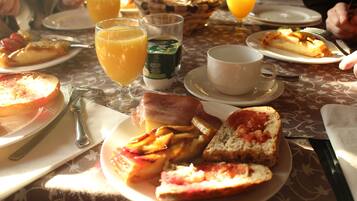 Dagelijks ontbijtbuffet (EUR 12.00 per persoon)