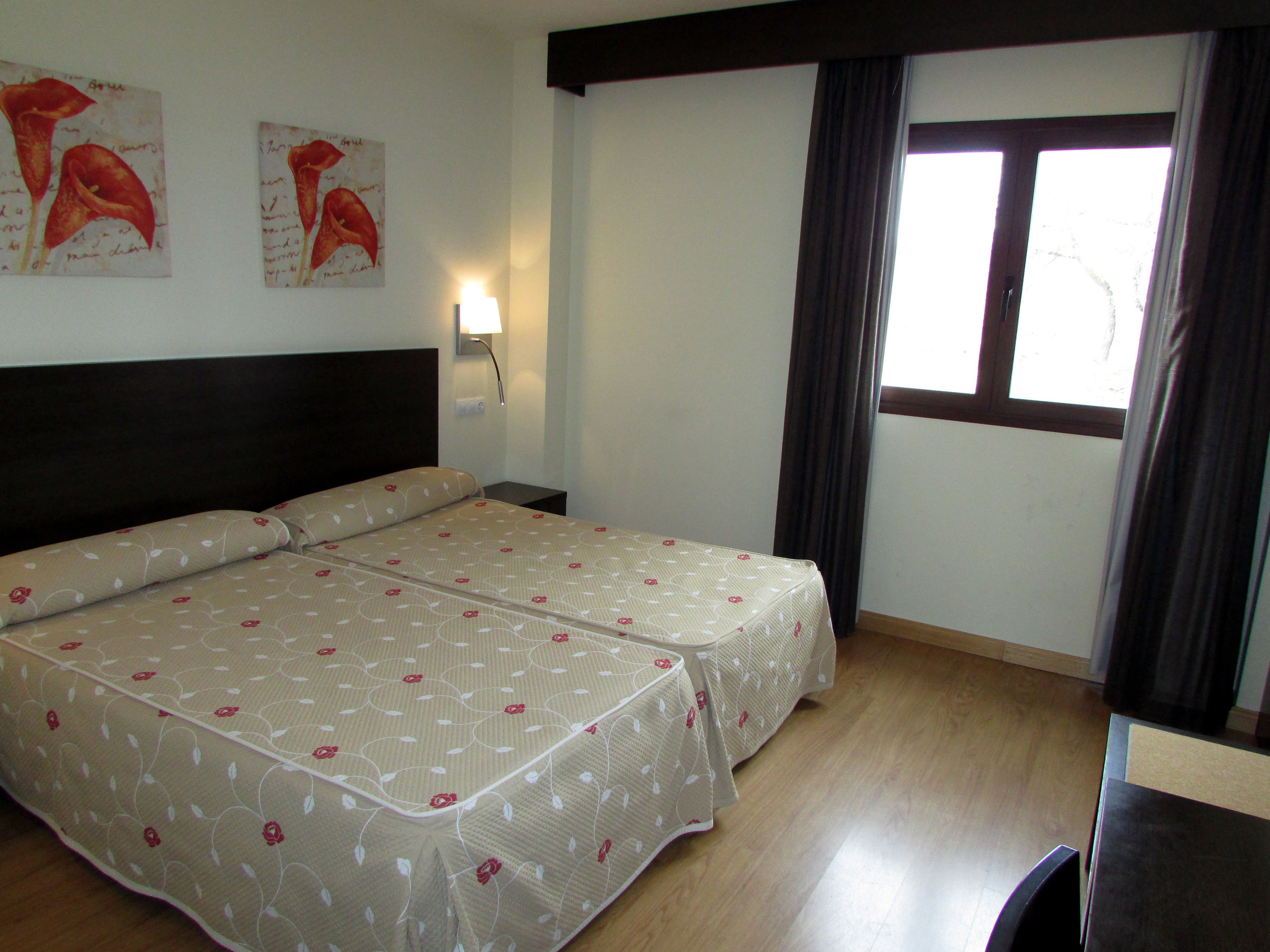 Kamer, 1 twee- of 2 eenpersoonsbedden | Een bureau, verduisterende gordijnen, geluiddichte muren, babybedden